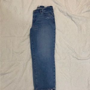 SUPER CUTE Abercrombie & Fitch Boyfriend Jeans!